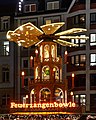 Weihnachtspyramide auf dem Stand der Feuerzangenbowle im Nikolaikirchhof