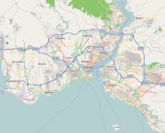 Mapa konturowa Stambułu, blisko centrum na prawo znajduje się ikonka pałacu z opisem „Pałac Beylerbeyi”