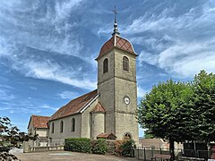 L'église avec son clocher comtois.