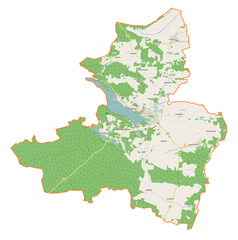 Mapa konturowa gminy Sława, w centrum znajduje się owalna plamka nieco zaostrzona i wystająca na lewo w swoim dolnym rogu z opisem „Jezioro Sławskie”