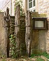 Am historischen Torhaus ausgestellte Holzpfähle der Weserbrücke, datiert auf das Jahr 1563