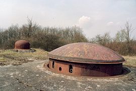 Torreta de 75 mm 33 en bateria al costat d'una campana GFM (ouvrage de Métrich, bloc 8)