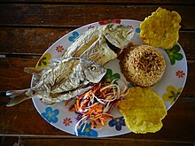 Prato de almoço típico Wayuu, com peixe, legumes, arroz e outros condimentos.