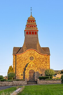 Zentralansicht auf Kirchenfront in gelbem Abendlicht