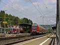 Eine Regionalbahn nach Naumburg wartet auf Gleis 2 auf die Abfahrt