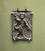 Placa de bronce que representa a Pazuzu, sirviendo como amuleto. Museo Británico.