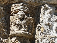 Chapiteau sculpté du portail de l'église.