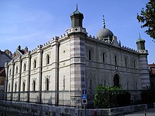 Vue sur les façades principales de l'édifice, direction nord.