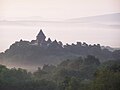 Biserica fortificată săsească din Viscri (germană Weisskirch) văzută într-o zi cu ceață