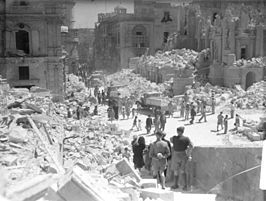 Verwoeste gebouwen in Valletta door de bombardementen.