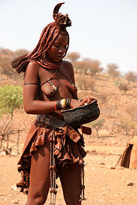 Dona himba treballant, Namíbia.