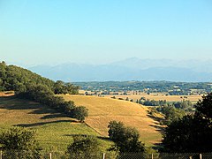 マルシアック南部の田園風景。遠方はピレネー山脈