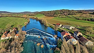 Le moulin Neuf et son barrage en "V" sur la Loue.