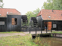 Zuidkant. Links: korenmolen; rechts: oliemolen