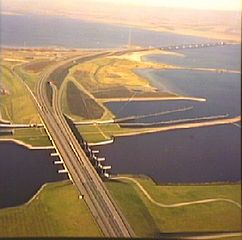 Volkeraksluizen op de voorgrond en Haringvlietbrug in de verte