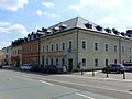 Wohnhaus in Ecklage und in geschlossener Bebauung und Mauer im Hof