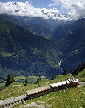 Rigarde de Schynige Platte al Jungfrau, Gündlischwand videblas en la fundo de la valo