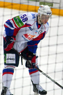 Aleksei Bondarev Metallurg Magnitogorskin paidassa tammikuussa 2012.