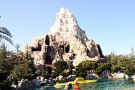 Matterhorn Bobsleds over de attractie Finding Nemo Submarine Voyage heen.