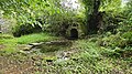 La Fontaine Saint-Modez, derrière la chapelle.