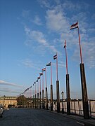 Drapeaux hongrois à l'entrée du palais