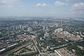 Blick nach Westen. In der Bildmitte ist das Gleis der Bahnstrecke Sankt Petersburg–Moskau zu sehen.