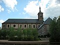 Façade nord de l'abbatiale avec les jardins Humbert Belhomme.