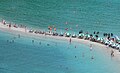 Bañistas y alumnos de buceo en la playa.