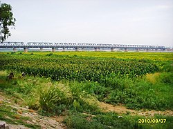 包蘭線の三盛公鉄道橋。右奥の黄河対岸はオルドス市ハンギン旗