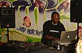 Hudobný producent DJ Jazzy Jeff manipulujúci s gramofónom v Anglicku v roku 2005