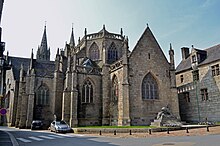 Photographie d'un chevet de cathédrale avec une chapelle d'axe proéminente terminée par un mur plat.