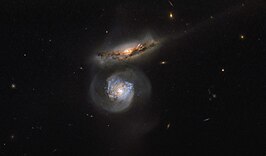 NGC 5765B (boven)