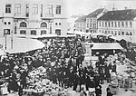 Jönköpings marknad på Hovrättstorget, före sekelskiftet 1800/1900. Set stora huset i bakgrunden är Jönköpings teater.