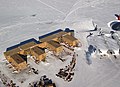 Di nei Amundsen-Scott-Sidpolstation (Luftbild 2005). Dr geografisch Sidpol isch im Hintergrund mit Fahne abgsteckt.