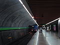 Um outro trem idêntico a esse (à esquerda) chegando na Estação Consolação da Linha 2 - Verde