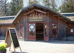 Photo de l'entrée d'un bâtiment en bois.