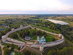 Forteresse d'Izborsk et le village avec la vallée en fond.