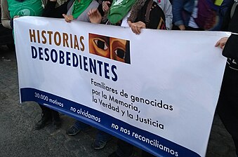 Estandarte de la agrupación con la leyenda "Historias desobedientes. Familiares de genocidas por la Memoria, la Verdad y la Justicia