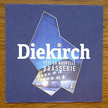 Bierdeckel zur Feier der Eröffnung der neuen Braustätte. Darauf ist das neue Gebäude zu sehen.