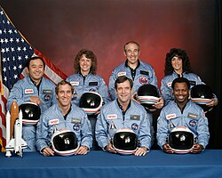 Vorne: Michael Smith, Francis Scobee, Ronald McNair; Hinten: Ellison Onizuka, Christa McAuliffe, Gregory Jarvis, Judith Resnik (jeweils v. l. n. r.)