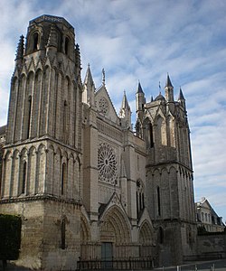 Fachada da Catedral de Poitiers (1155-1379)