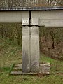 Eine Beton-Stütze der Transrapid-Trasse in der Seitenansicht