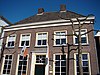 Deftig doktershuis met omlopend schilddak en lijstgevel nu Museum Frerikshuus