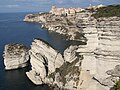 Bonifacio (Bunifaziu), mesto nad previsom na skrajnem jugu Korzike.