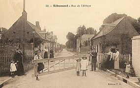 La ligne traversait la rue de l'Abbaye grâce à passage à niveau protégé avant la Garnde Guerre par une barrière pivotante en bois.