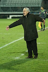 Un homme debout sur un terrain de football