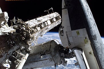 Space Shuttle Discovery attraccato al PMA-2 posto sul laboratorio Destiny della ISS, durante la missione STS-114