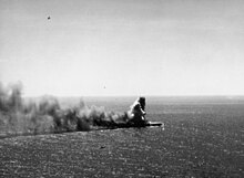 Large colonne et trainée de fumée s'élevant d'un navire, vu du ciel