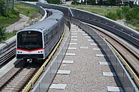 reeks V rijdt Aderklaaer Straße binnen.