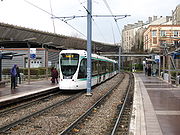 Zelfde plaats 27 jaar later, maar nu met twee gekoppelde trams. De haltenaam is nu "Parc de Saint-Cloud".